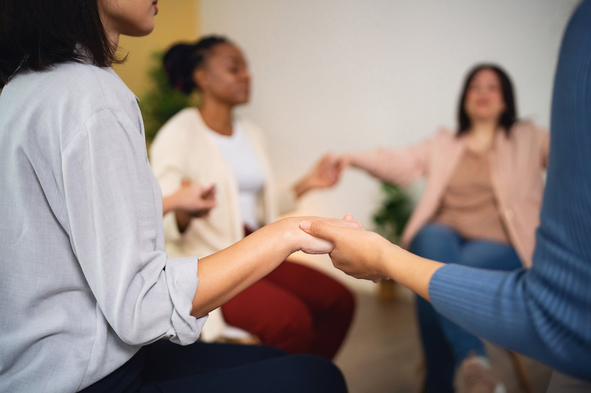 Grupo de mujeres en círculo de crecimiento personal