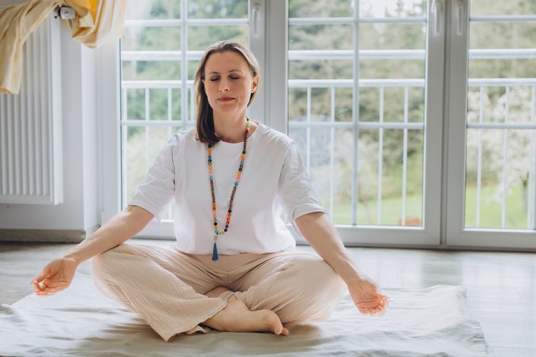 Mujer practicando yoga y meditación en paz